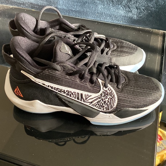 Black and White Nike - Picture 6 of 6